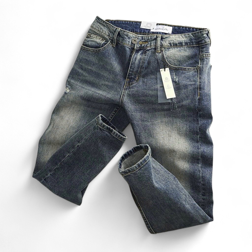 Quần jean BTM xanh wash rêu nổi bật với tông màu lạ mắt