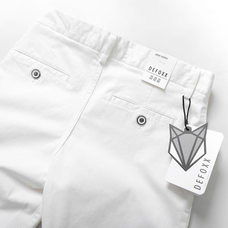 Quần short kaki DEFOXX màu trắng là item không thể thiếu cho những ngày hè năng động và thoải mái