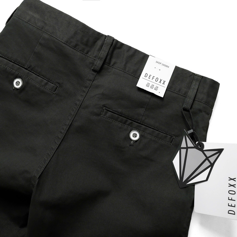 Quần short kaki DEFOXX màu đen tự nó đã là tuyên ngôn. Nó không nói “Tôi là ai” bằng cách gây chú ý