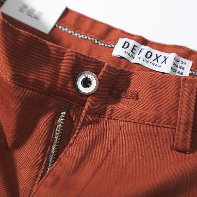 Quần short kaki DEFOXX màu bã trầu được làm từ chất liệu kaki pha spandex, giúp bề mặt vải mềm, nhẹ