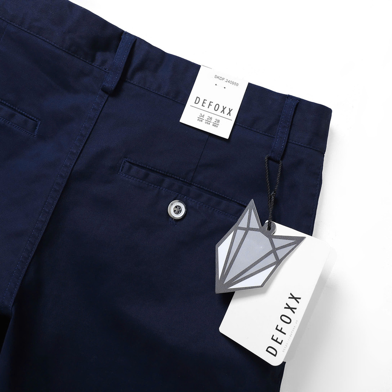 Quần short kaki DEFOXX màu xanh đen là item đáng có trong tủ đồ mọi chàng trai hiện đại