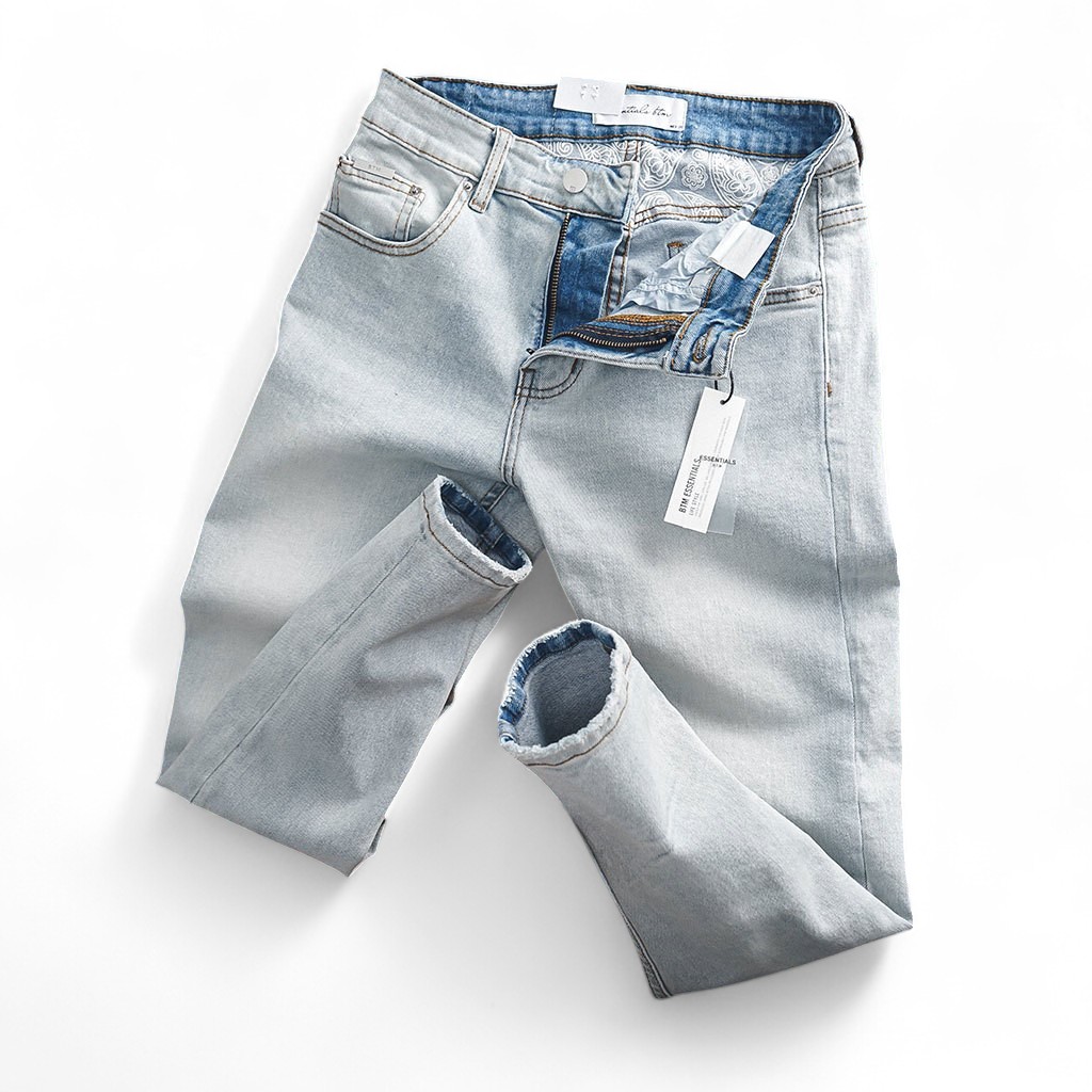 Quần jean BTM Studio wash bạc được làm từ chất liệu 100% cotton kết hợp sợi co giãn nhẹ