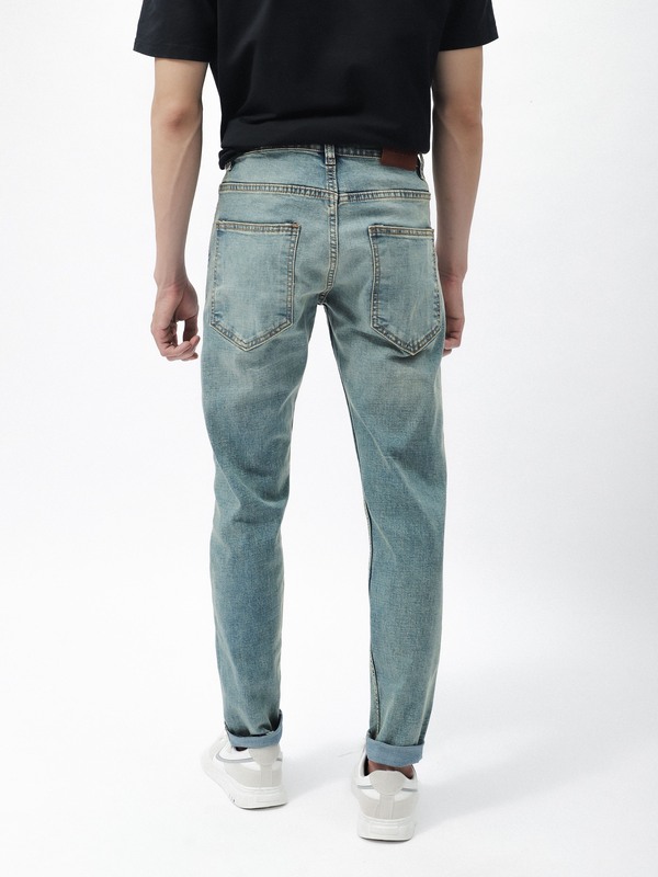 Quần jean DEFOXX xanh wash rêu có form slim vừa vặn – không quá bó, không quá rộng