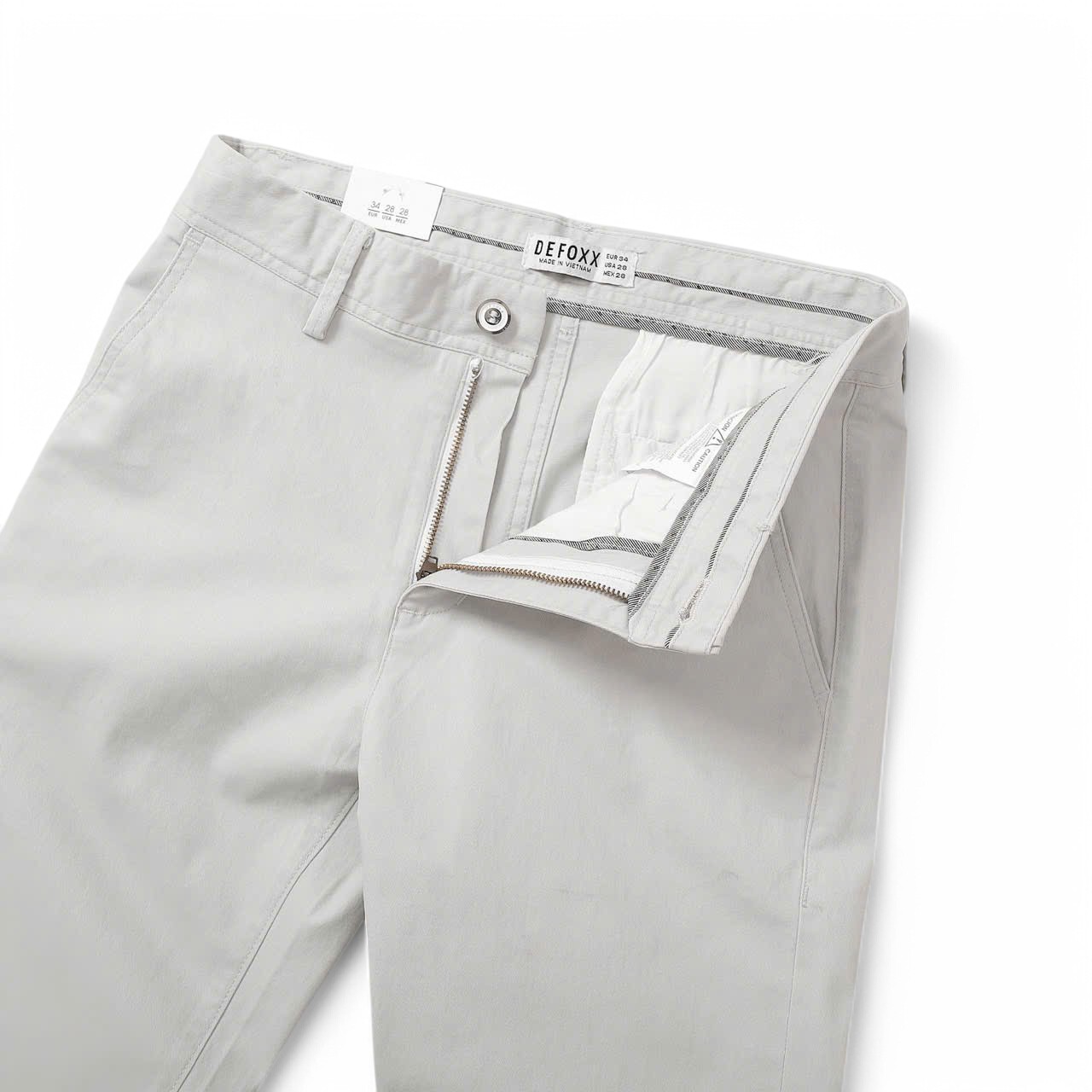 Quần kaki túi chéo DEFOXX màu kem không chỉ là một món đồ dễ mặc, mà còn là biểu tượng của sự tinh tế và hiện đại.