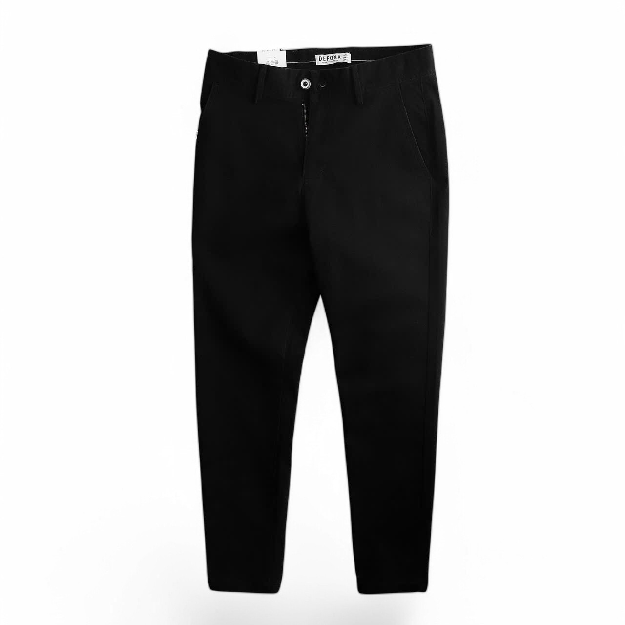 Quần kaki túi chéo Defoxx màu đen là sự kết hợp hoàn hảo giữa phong cách, chất lượng và tính ứng dụng cao