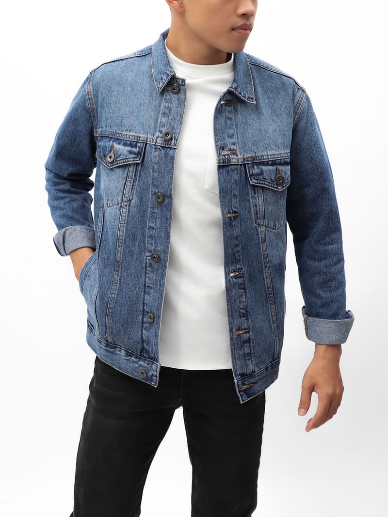 Áo khoác jean DEFOXX xanh đậm là hiện thân của sự mạnh mẽ, nam tính