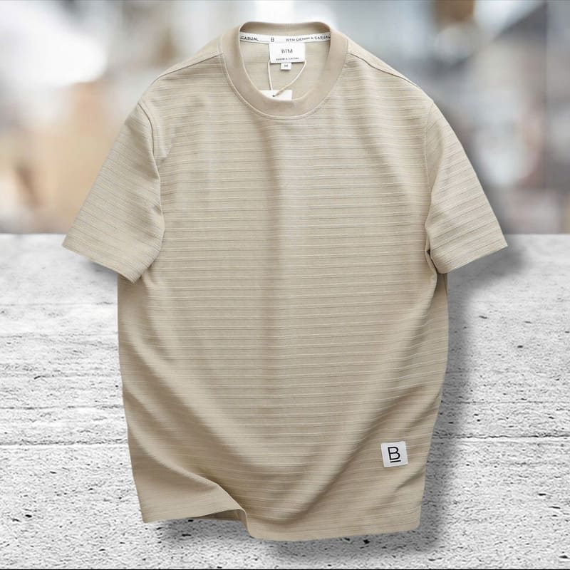 Áo thun cổ tròn BTM be gân ngang là item đa năng: mặc đi chơi, dạo phố, cà phê cùng bạn bè, đi học