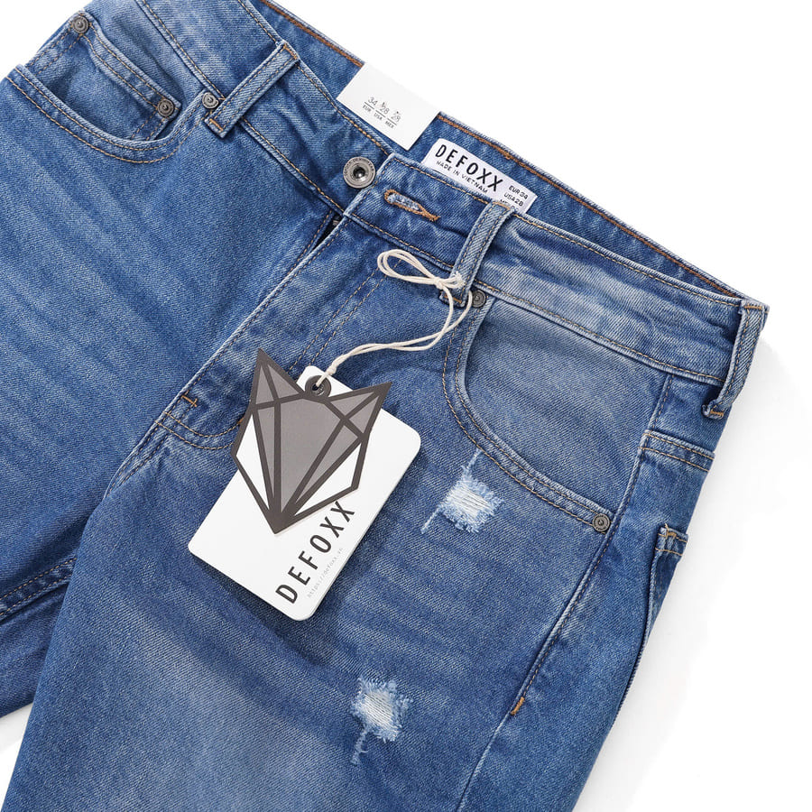 Quần short jean Defoxx rách đùi màu xanh là item không thể thiếu trong tủ đồ của các chàng trai