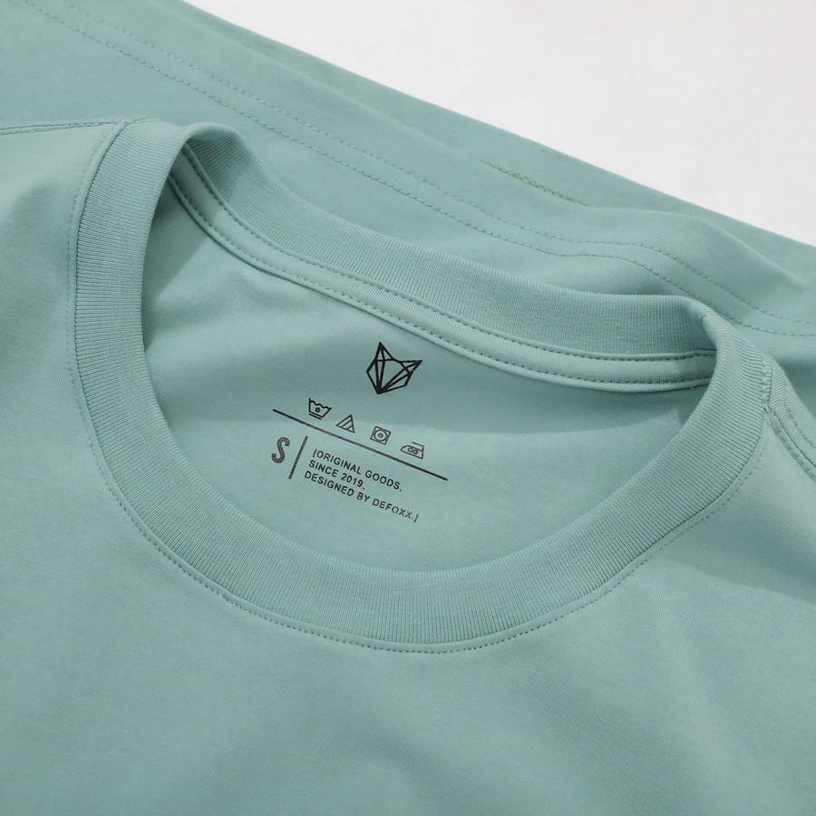 Áo thun Defoxx xanh đậu 230841 có thiết kế cổ tròn đơn giản, form slim fit ôm nhẹ cơ thể