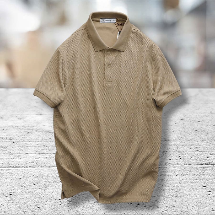 áo thun Polo Jacobs Cole màu vàng bò mang lại sự tươi mới nhưng vẫn giữ nét lịch lãm.