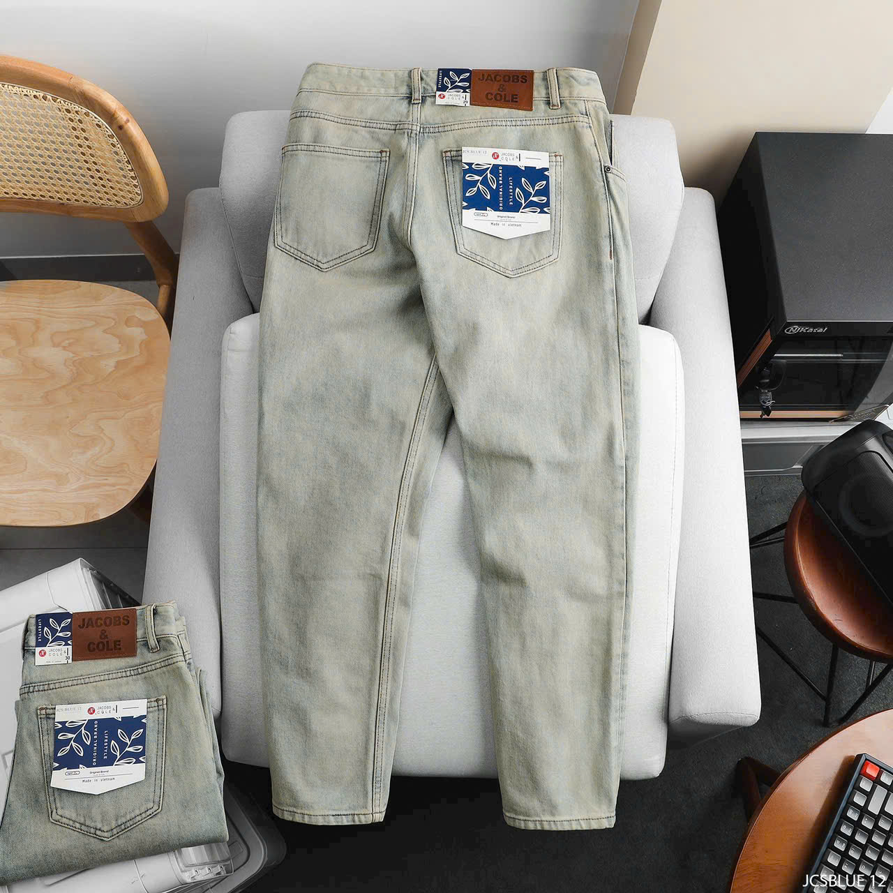 Quần jean ống suông phù hợp với ai ? Thực sự hợp với hầu hết các dáng người, từ gầy, mũm mĩm đến thấp bé