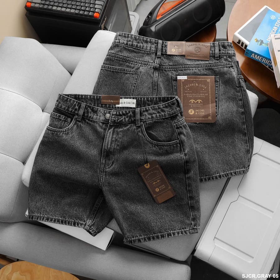 Quần short jean Jacobs & Cole xám không chỉ mang lại sự thoải mái mà còn giúp anh em dễ dàng thể hiện phong cách riêng