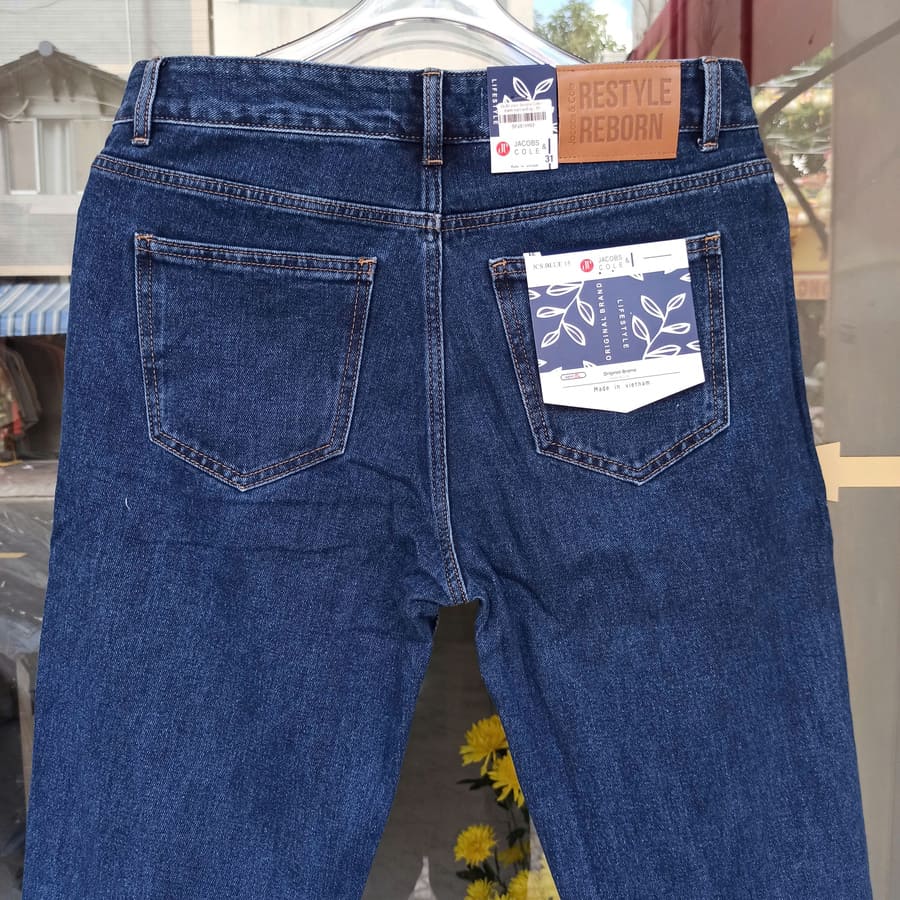 Vậy, quần jean ống suông thường có vải dày vừa phải, giúp giữ form chuẩn và bền chắc.