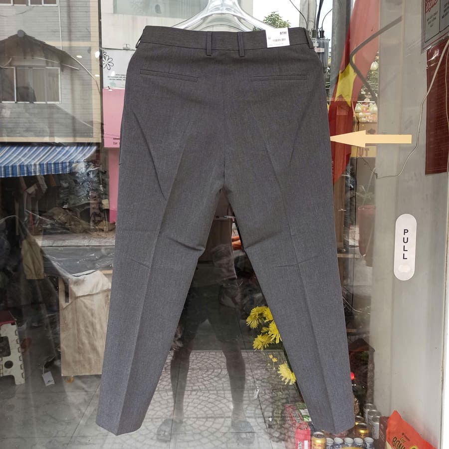 Quần jean BTM màu xám ống slim co giãn nhẹ là lựa chọn hoàn hảo cho nam giới công sở