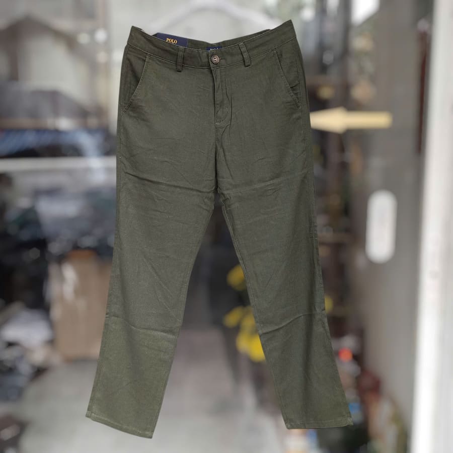 Quần dài linen xanh rêu đậm là lựa chọn dành cho người đàn ông yêu phong cách tự nhiên