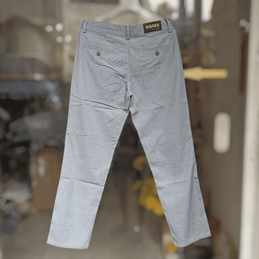 Quần dài linen màu xanh lơ là lựa chọn hoàn hảo cho mùa hè, nơi chất liệu mát nhẹ và gam màu dịu mắt gặp nhau