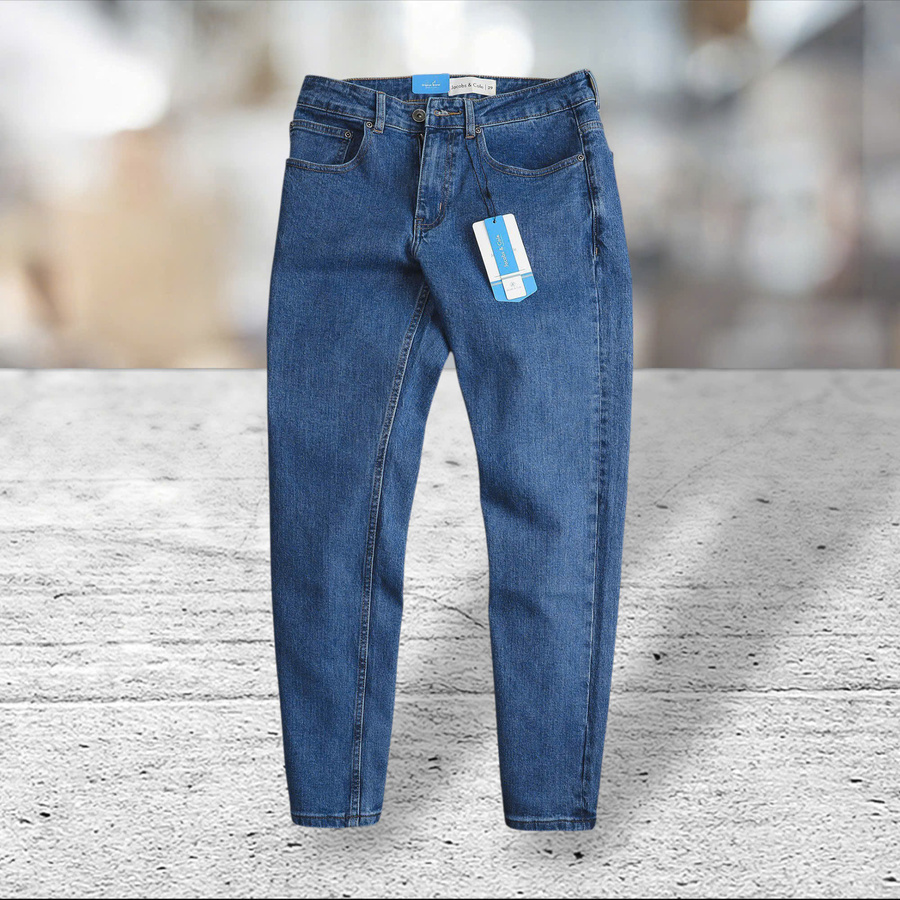 quần jean xanh trơn tạo nên vẻ ngoài gọn gàng, sạch sẽ và rất dễ mặc