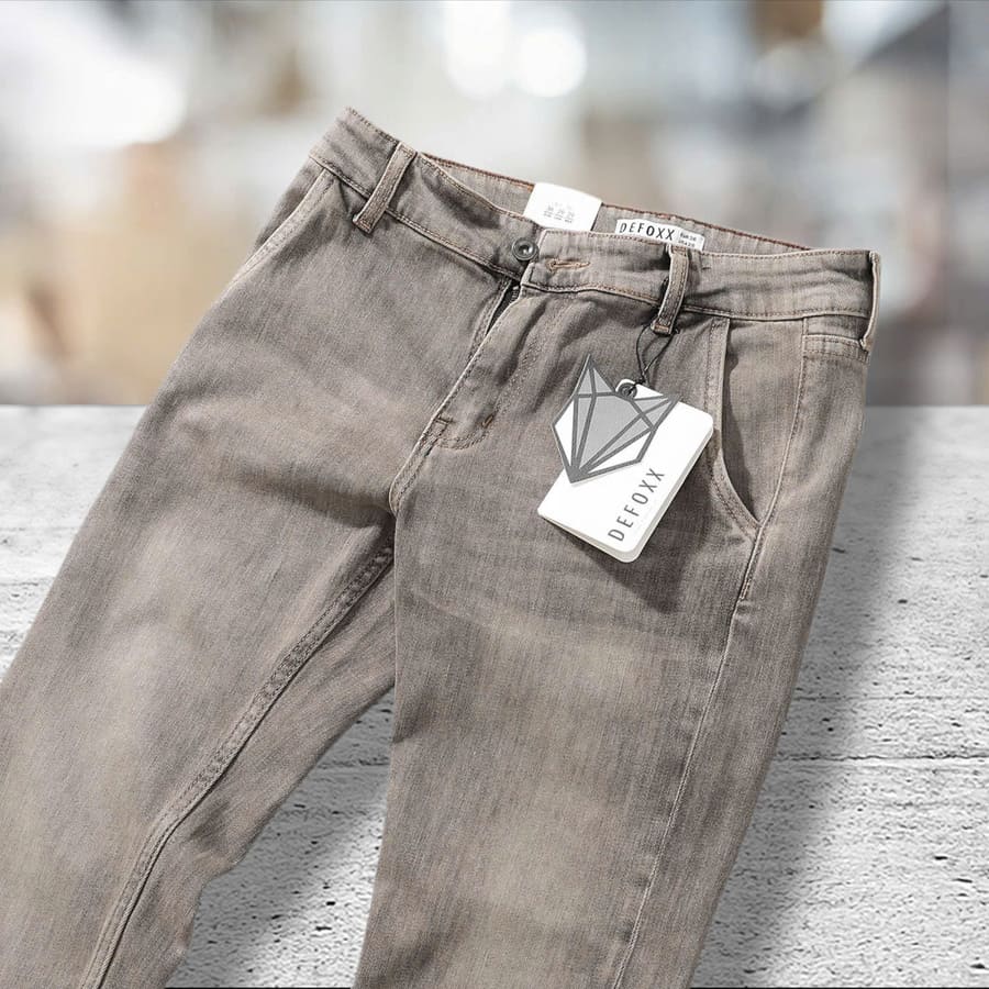 Quần jean Defoxx ống ôm 251125 sử dụng chất liệu jean cotton pha sợi co giãn nhẹ.