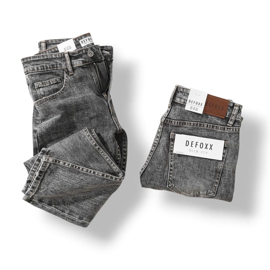 Quần jean Defoxx ôm xám wash được may từ chất liệu jean cotton pha sợi co giãn nhẹ