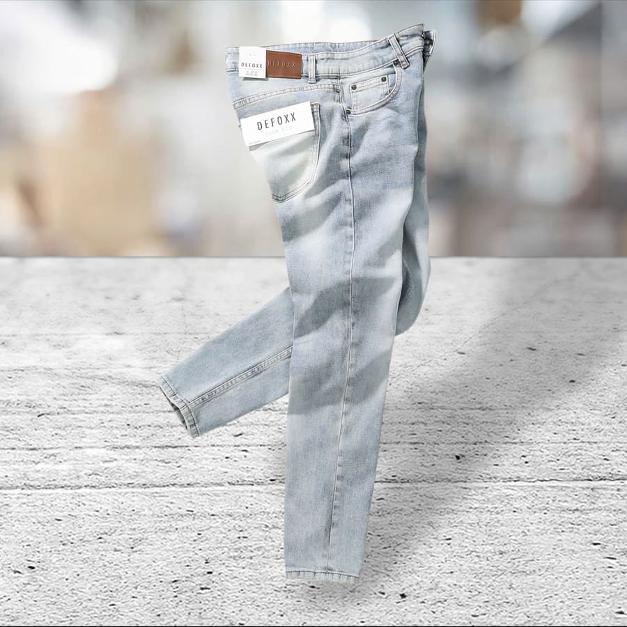 Quần jean Defoxx slimfit xanh bạc được may từ chất liệu jean cotton pha sợi co giãn nhẹ