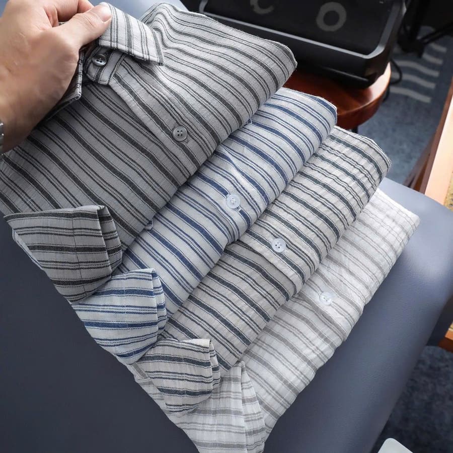 Sơ mi sọc Dormax ngắn tay là lựa chọn hoàn hảo dành cho nam giới yêu thích phong cách gọn gàng,