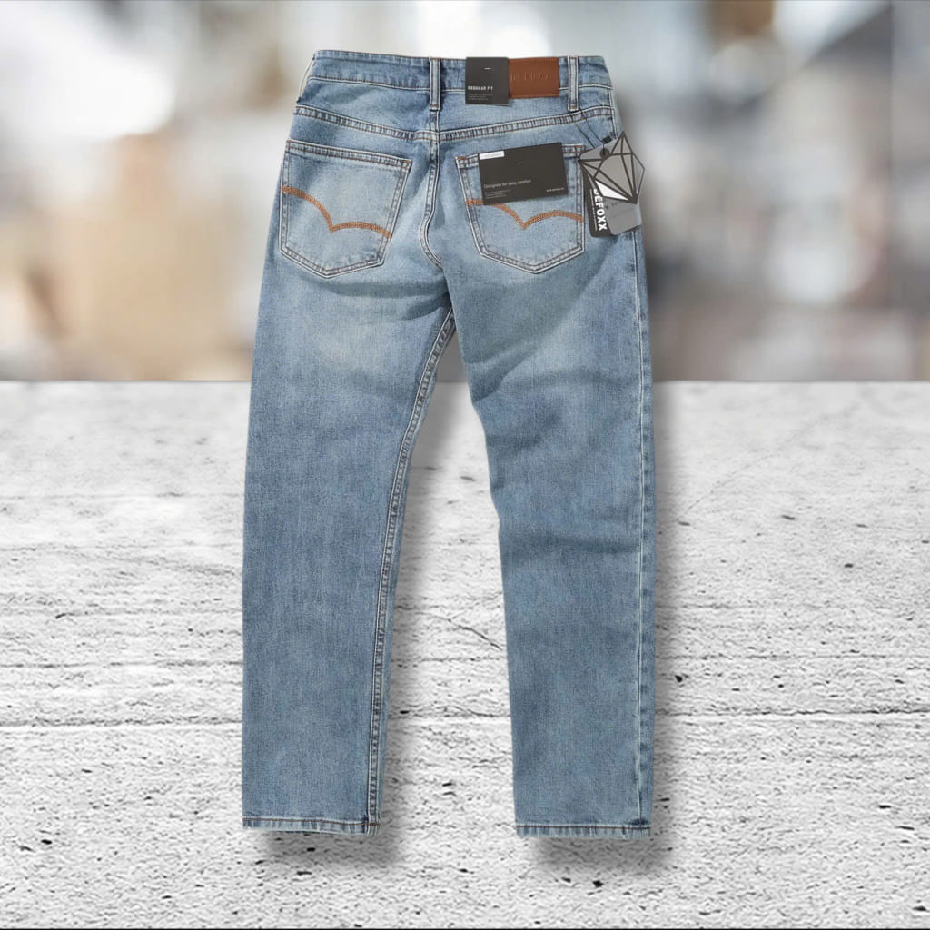 Quần jean size 28 form suông là lựa chọn phù hợp cho nam giới có vóc dáng thanh mảnh và yêu thích phong cách đơn giản.