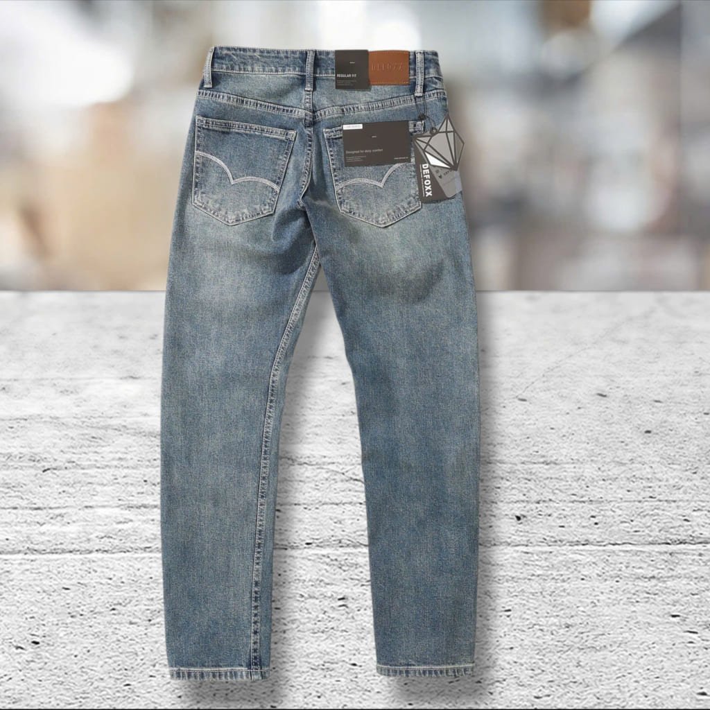 Quần jean size 29 form regular là lựa chọn quen thuộc dành cho nam giới yêu thích phong cách gọn gàng và thoải mái.