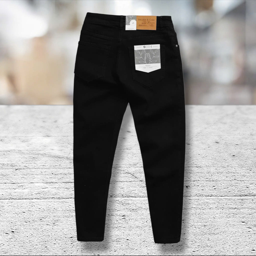 Quần size 28 nhờ thiết kế hiện đại và gọn gàng, kiểu quần này phù hợp để mặc trong nhiều hoàn cảnh khác nhau.