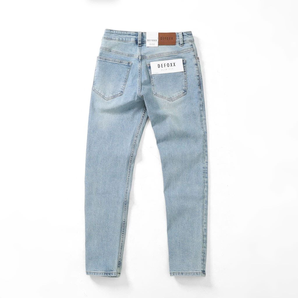 Quần jean size 28 co giãn là lựa chọn phù hợp cho nam giới có vóc dáng thanh mảnh và yêu thích phong cách gọn gàng.